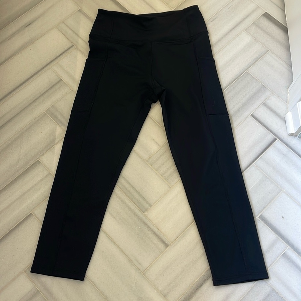 NWOT MARIKA Leggings with cell phone pockets!